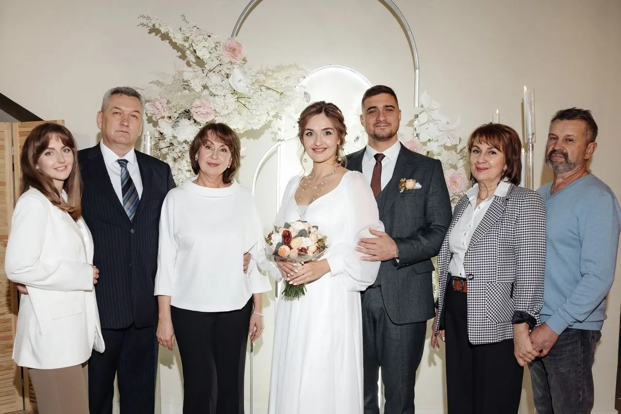 «Я хочу маленькую свадьбу. Но боюсь, что будет скучно и неловко»
«… максимум 15–20 человек | Сетка — социальная сеть от hh.ru