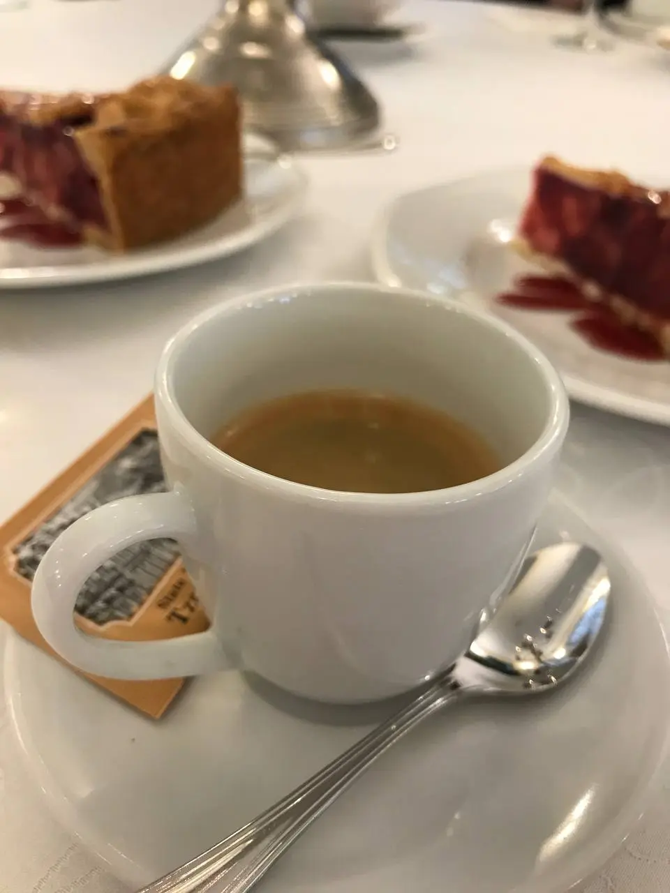 Тот самый пост, после которого вы понюхаете кружку
Доброе утро, канал ☕
Спойлер: кофе пить не обязательно. Но нюанс есть | Сетка — социальная сеть от hh.ru