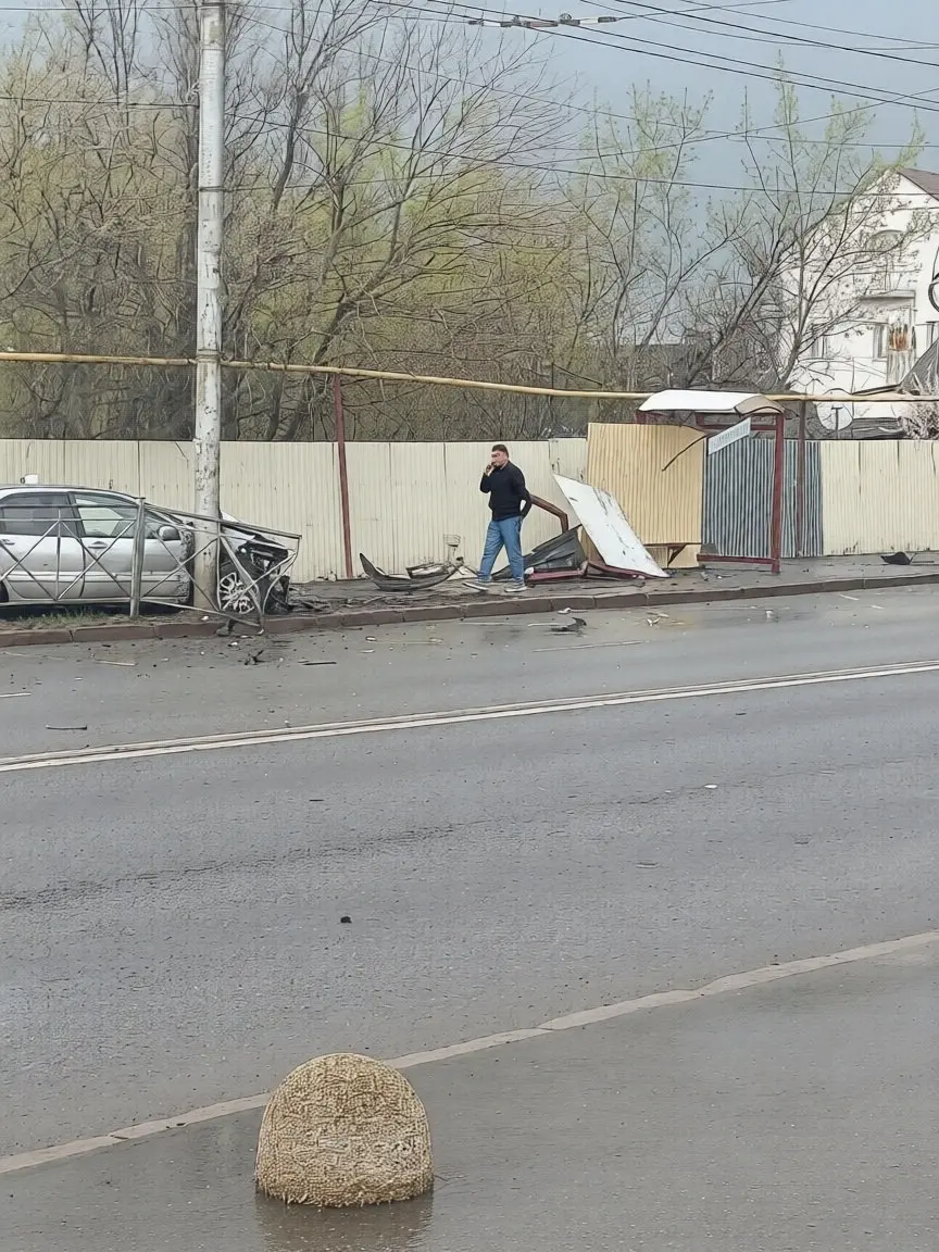 Машина снесла остановку на пр. Богдана Хмельницкого | Сетка — социальная сеть от hh.ru