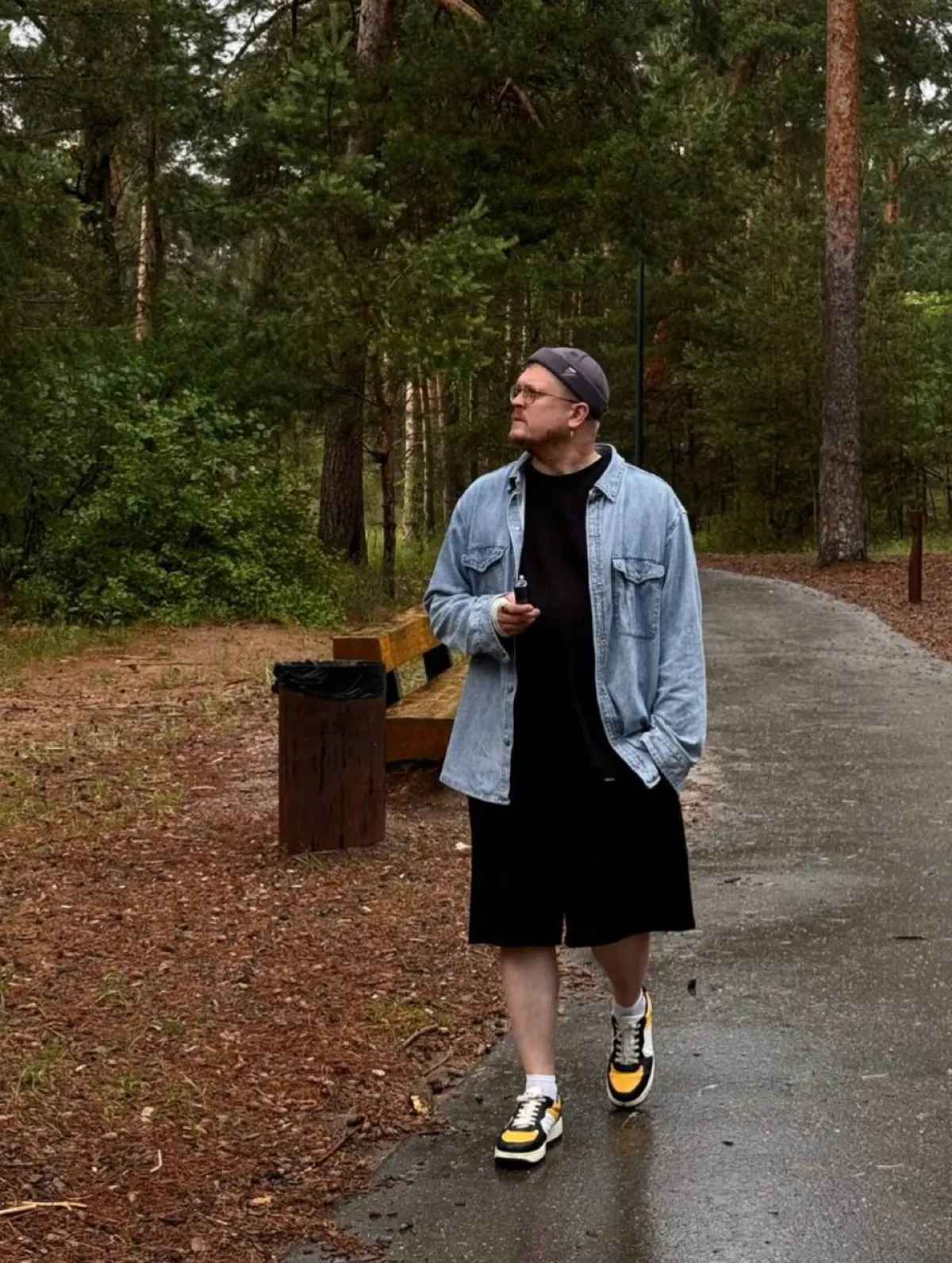 Меня заманили листовкой
А я остался — чтобы писать их. | Сетка — социальная сеть от hh.ru