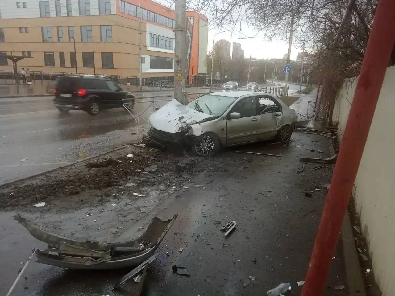 Ещё фото с места серьёзного ДТП на пр. Богдана Хмельницкого | Сетка — социальная сеть от hh.ru