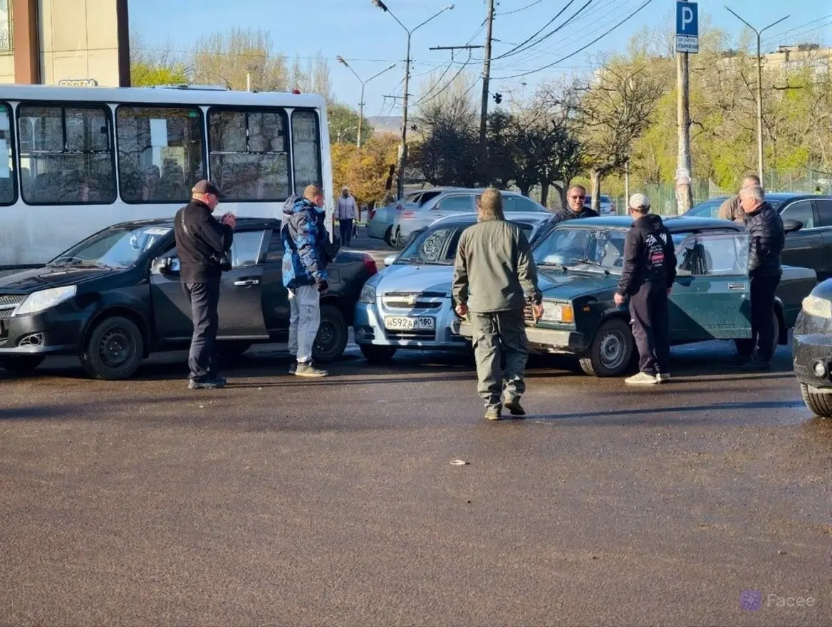 ДТП с участием трёх автомобилей на автостанции "Червоногвардейская" в Макеевке.
Сообщают, что один из водителей врезался в припаркованные автомобили. | Сетка — социальная сеть от hh.ru
