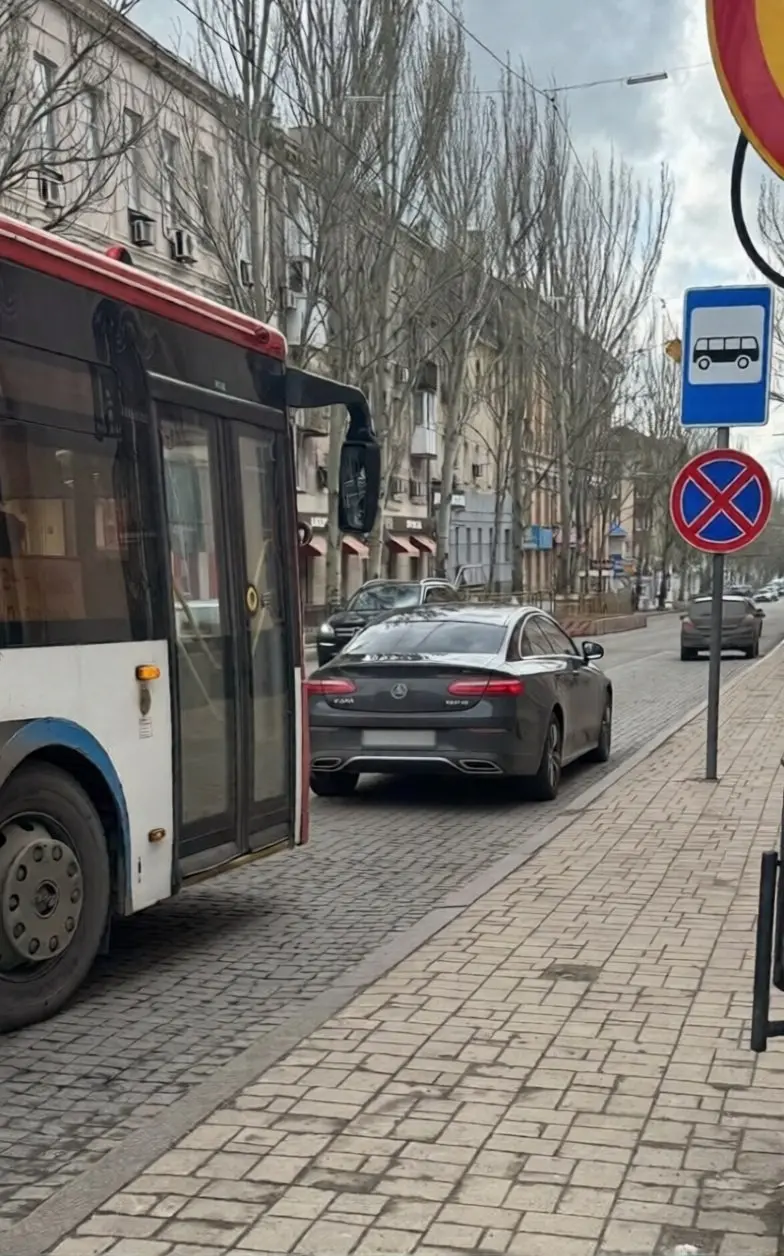 Припарковался на троллейбусной остановке на ул. Артёма | Сетка — социальная сеть от hh.ru