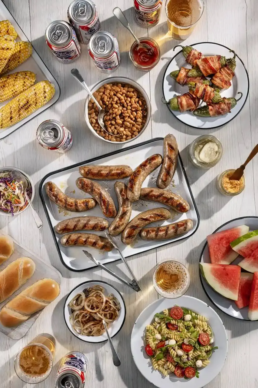 В США пивной бренд Pabst Blue Ribbon и производитель мяса Smithfield выпустили сосиски со вкусом пива 🍺
Для американцев идея очевидна: у них пиво и сосиски — это классическая еда для барбекю и спортив... | Сетка — социальная сеть от hh.ru