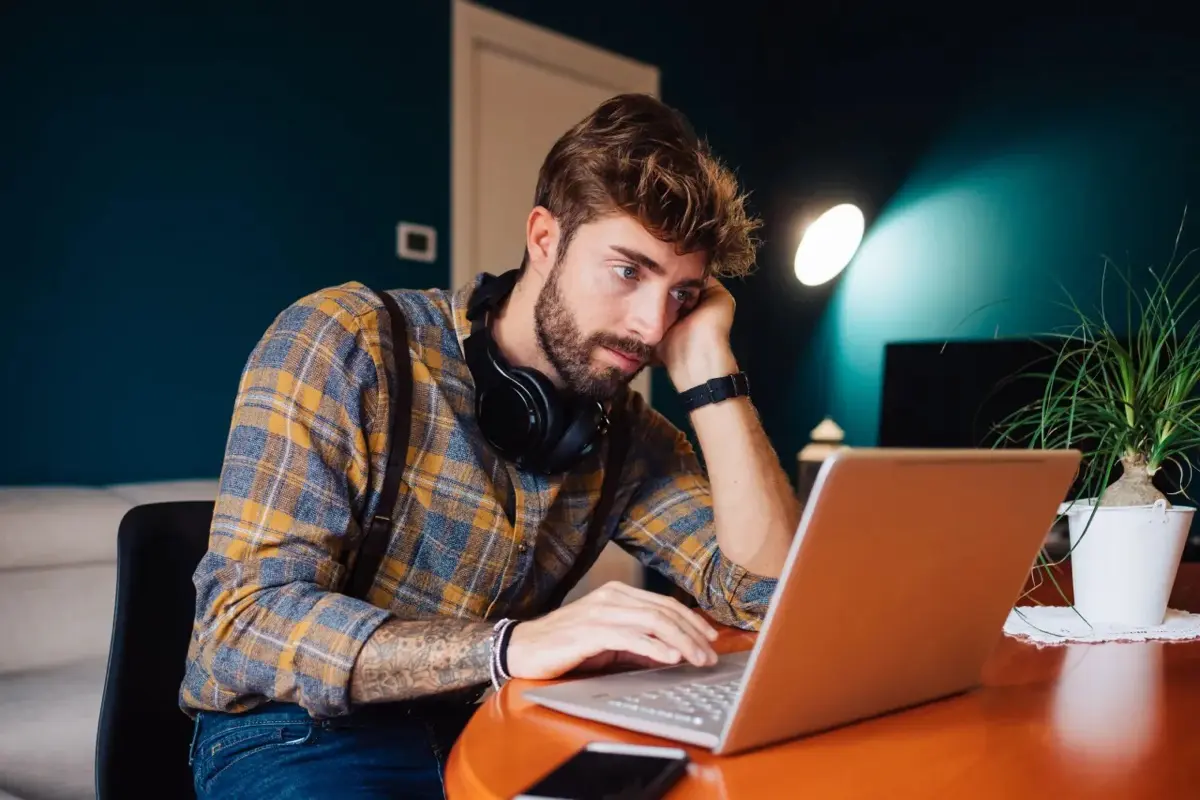 Растущее сопротивление ИИ на рабочем месте:
Недавняя статья из Fortune показывает удивительную тенденцию среди офисных работников: значительные 80% из них, как сообщается, сопротивляются внедрению ИИ ... | Сетка — социальная сеть от hh.ru