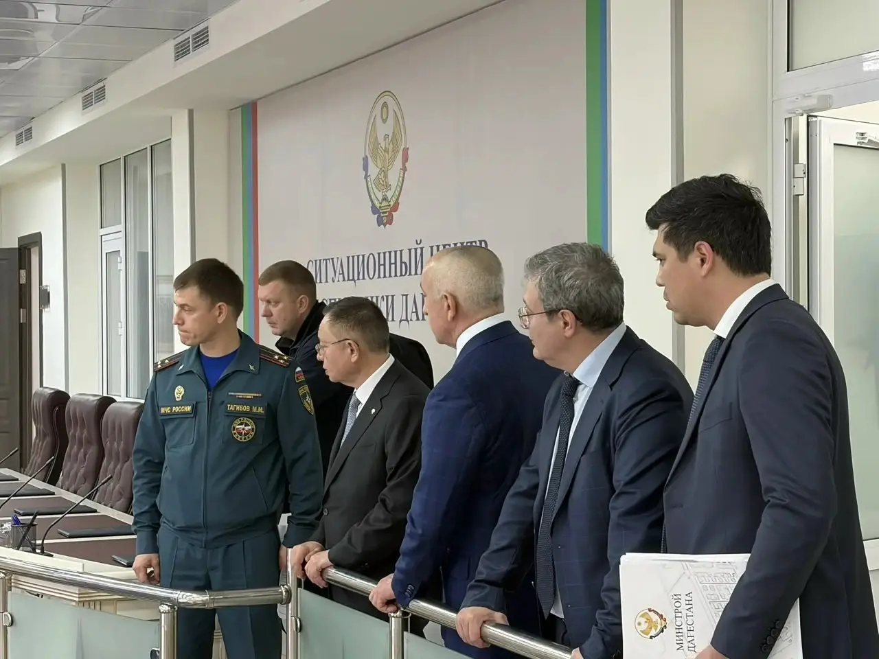 Глава Минстроя России Ирек Файзуллин посетил Ситуационный центр МЧС в Дагестане в рамках рабочей поездки в составе правительственной комиссии по ликвидации последствий паводков в республике
Министр оз... | Сетка — социальная сеть от hh.ru