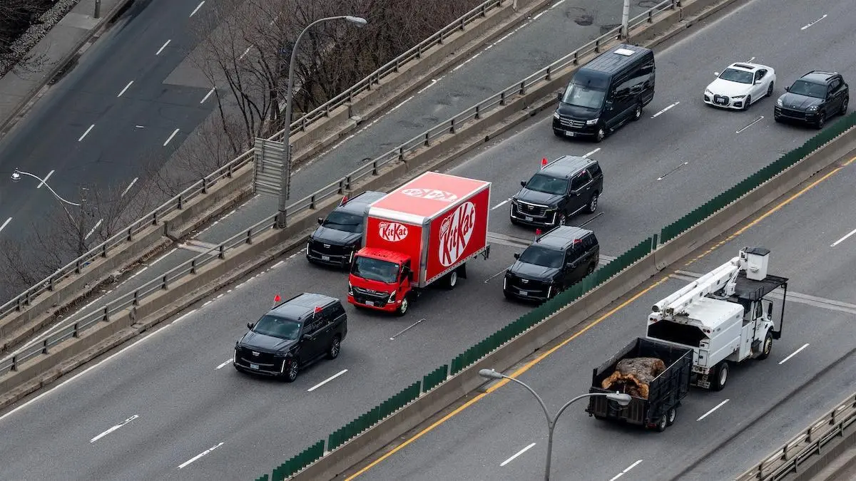 KitKat продолжает высасывать максимальный профит с инфоповода с недавней кражей. Вот в Канаде, например, запустили брендированный грузовик в сопровождении охраны | Сетка — социальная сеть от hh.ru
