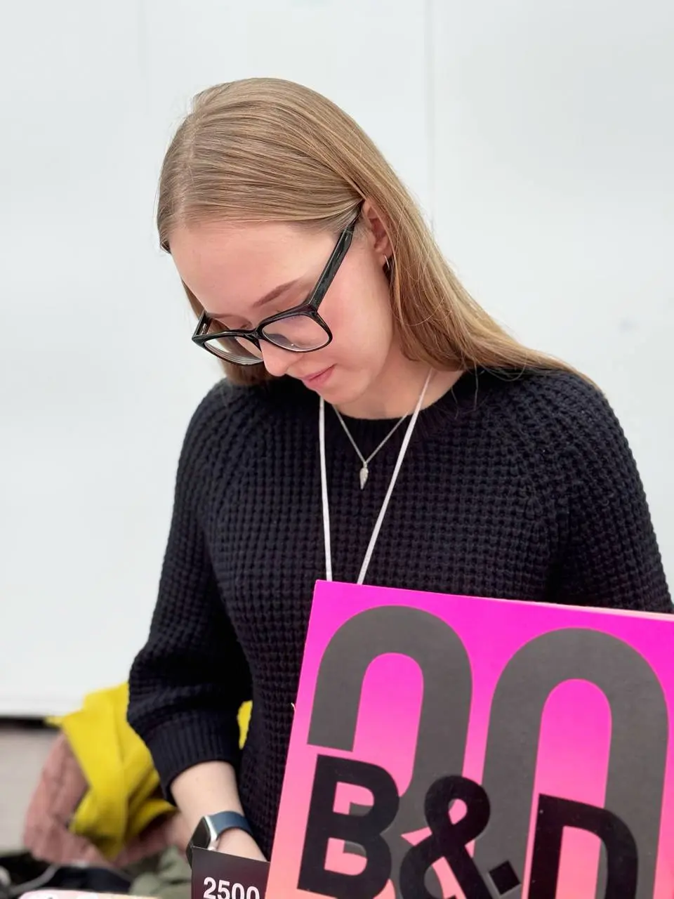 Сегодня после института я забежала на nonfiction. И шла я туда вроде бы по простому делу — передать свои открытки и стикеры на стенд Института бизнеса и дизайна | Сетка — социальная сеть от hh.ru