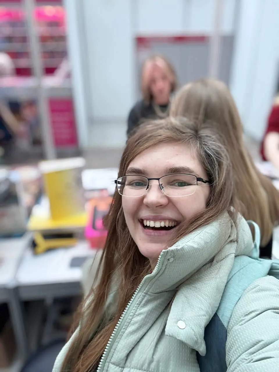 Сегодня после института я забежала на nonfiction. И шла я туда вроде бы по простому делу — передать свои открытки и стикеры на стенд Института бизнеса и дизайна | Сетка — социальная сеть от hh.ru