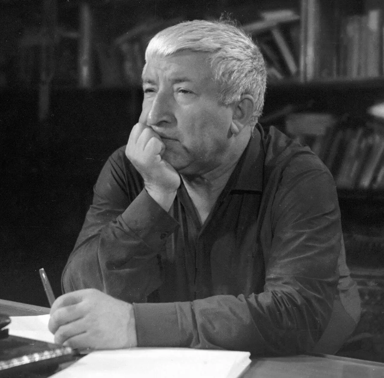 📜 Расул Гамзатов
Не будет пусть никто из нас голодным,
И пусть никто не будет слишком сыт;
Один от голода бывает злобным,
Другой нам зло от сытости творит.
#стихи | Сетка — социальная сеть от hh.ru