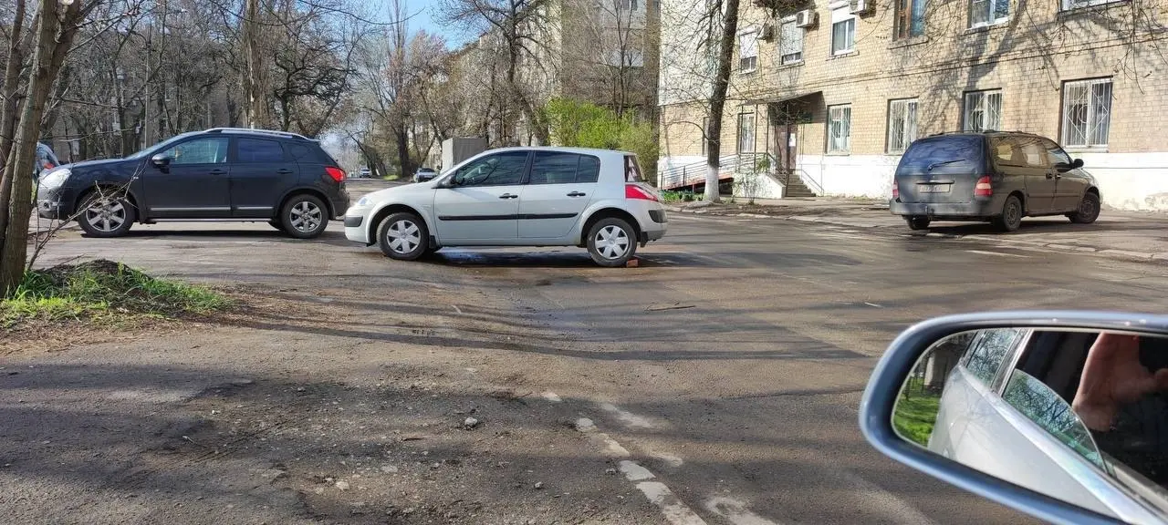 на ул. Автотранспортников, 3, чей-то автомобиль укатился на проезжую часть | Сетка — социальная сеть от hh.ru