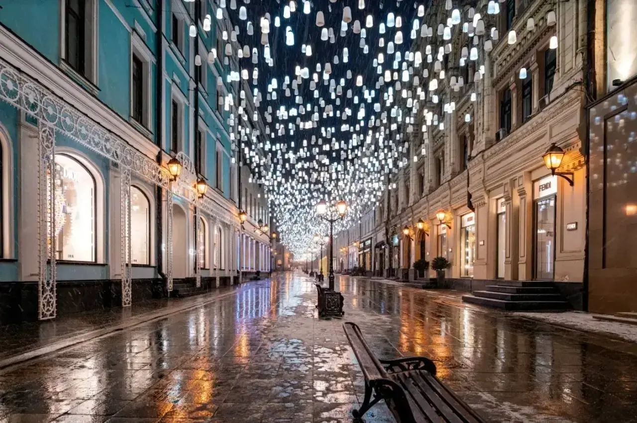 🚨 НА ГЛАВНЫХ ТОРГОВЫХ УЛИЦАХ МОСКВЫ арендные ставки обвалились до 30%!
Аренда на элитных локациях Москвы — Столешниковом переулке, Большой Дмитровке и Кузнецком Мосту — рухнула по сравнению с пиковыми... | Сетка — социальная сеть от hh.ru