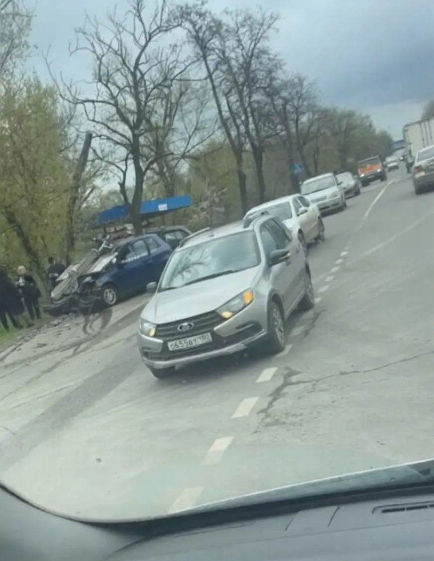 фото с места ДТП, где автомобиль сбил столб на ул. Левобережной | Сетка — социальная сеть от hh.ru