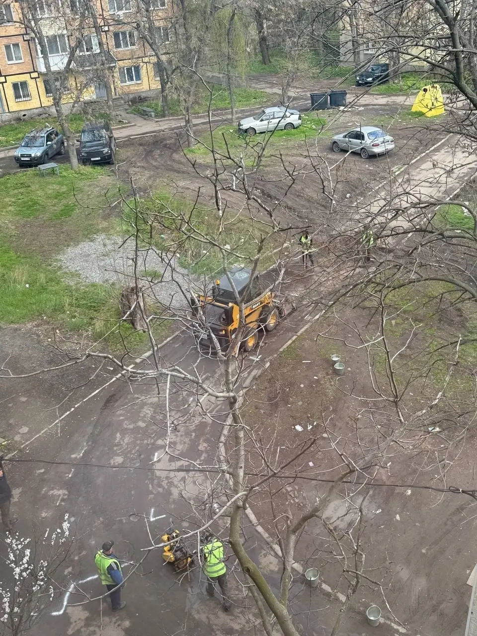В Ворошиловском районе, коммунальщики делают дорогу во дворах | Сетка — социальная сеть от hh.ru