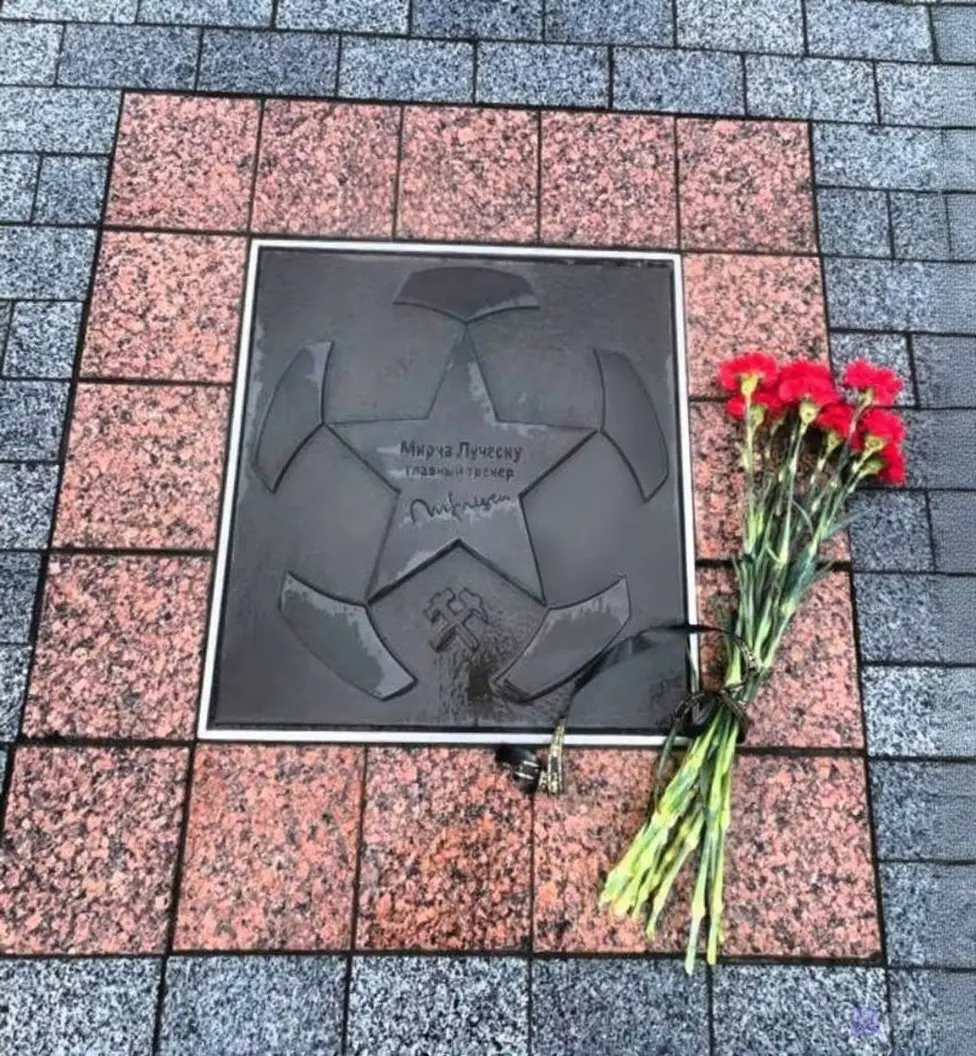 Дончане почтили память бывшего тренера донецкого "Шахтёра" Мирчи Луческу на "Аллее славы" возле "Донбасс Арены" и в Парке кованых фигур | Сетка — социальная сеть от hh.ru