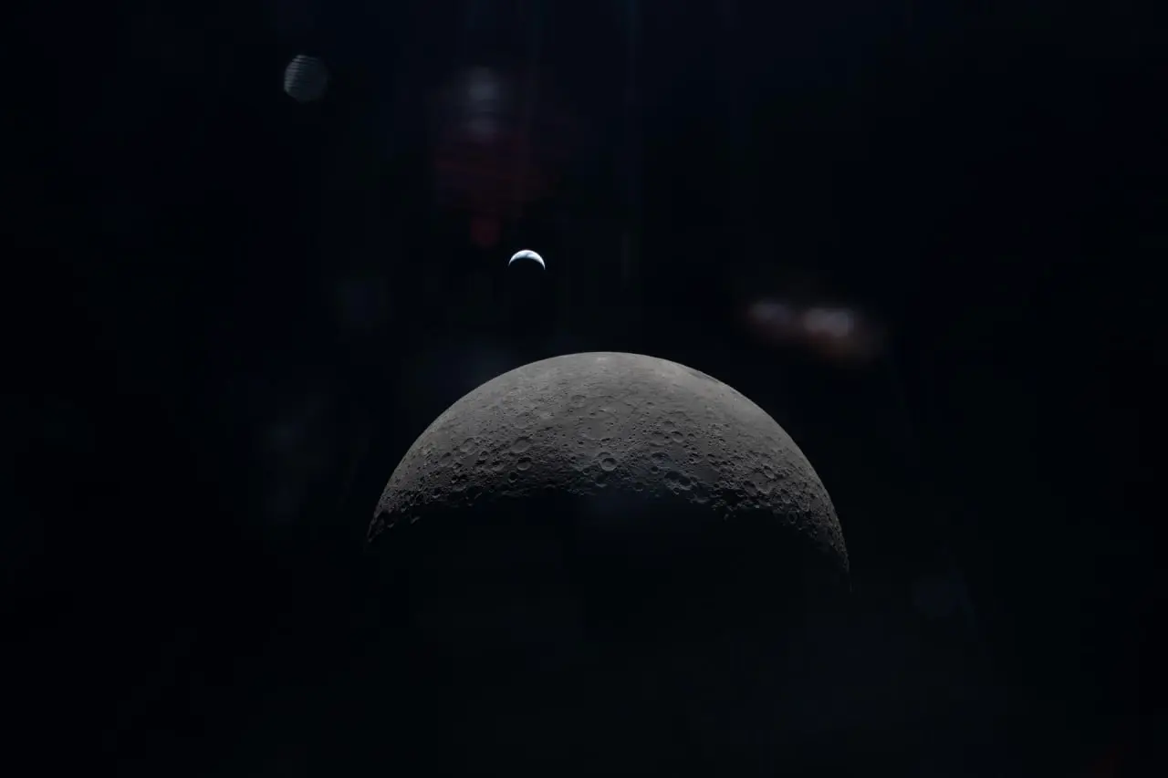И всё-таки она не чёрно-белая… 🌑
Не секрет, что впервые за много лет NASA отправило пилотируемую миссию к Луне. Задача на первый взгляд простая — облететь её, сделать фотографии и вернуться | Сетка — социальная сеть от hh.ru