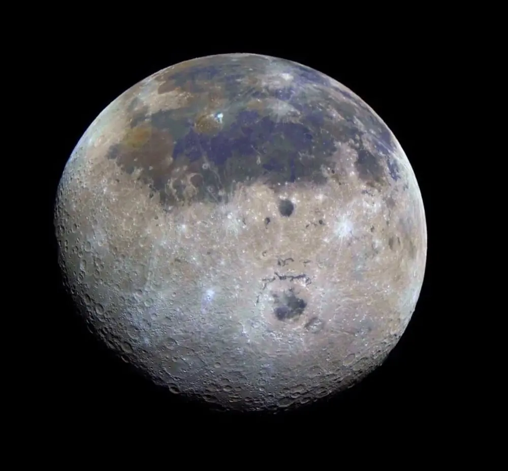 И всё-таки она не чёрно-белая… 🌑
Не секрет, что впервые за много лет NASA отправило пилотируемую миссию к Луне. Задача на первый взгляд простая — облететь её, сделать фотографии и вернуться | Сетка — социальная сеть от hh.ru