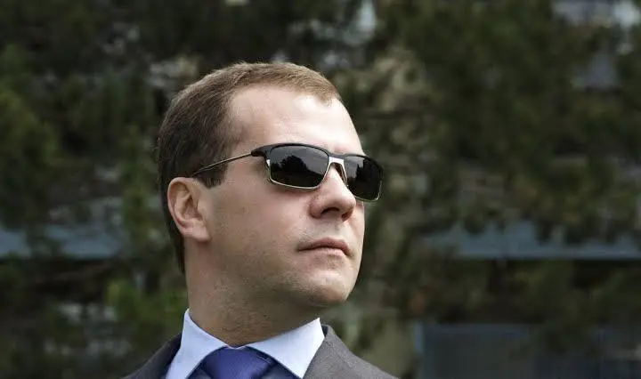 😎 Дмитрий Медведев стал главным редактором учебников по обществознанию для 9–11-х классов, — Минпросвещения | Сетка — социальная сеть от hh.ru