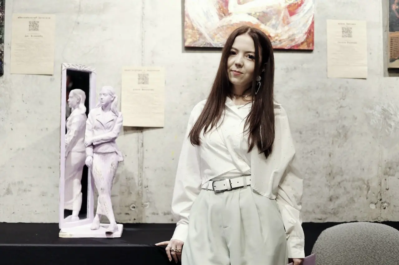 Вы когда-нибудь видели скульптуру- автопортрет? А с отражением в зеркале? Эта уникальная работа в бронзе авторства Алины Маликовой была представлена скульптором лично на нашем арт-событии #РЕЗОНАНС - ... | Сетка — социальная сеть от hh.ru