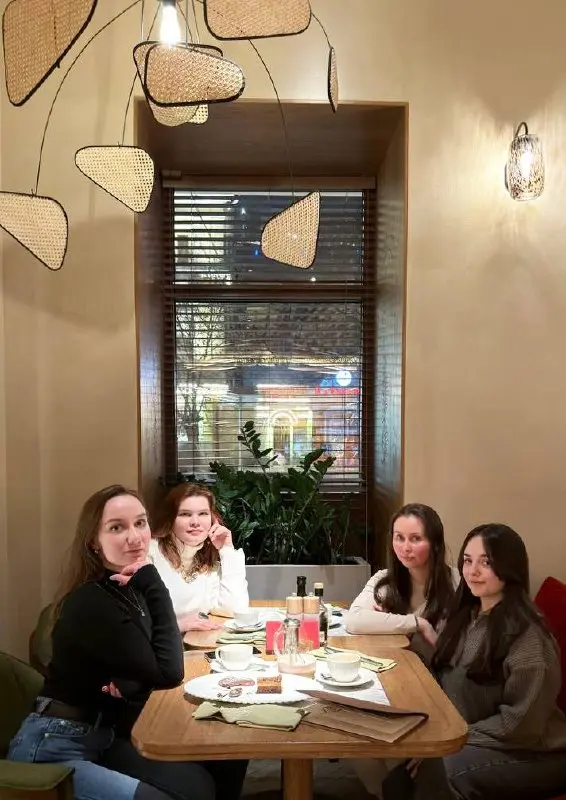 Покатались вчера на канатной дороге. Хорошо, что было не так видно высоту😂 сходили в ресторан покушать
В общем, классно время провели) | Сетка — социальная сеть от hh.ru