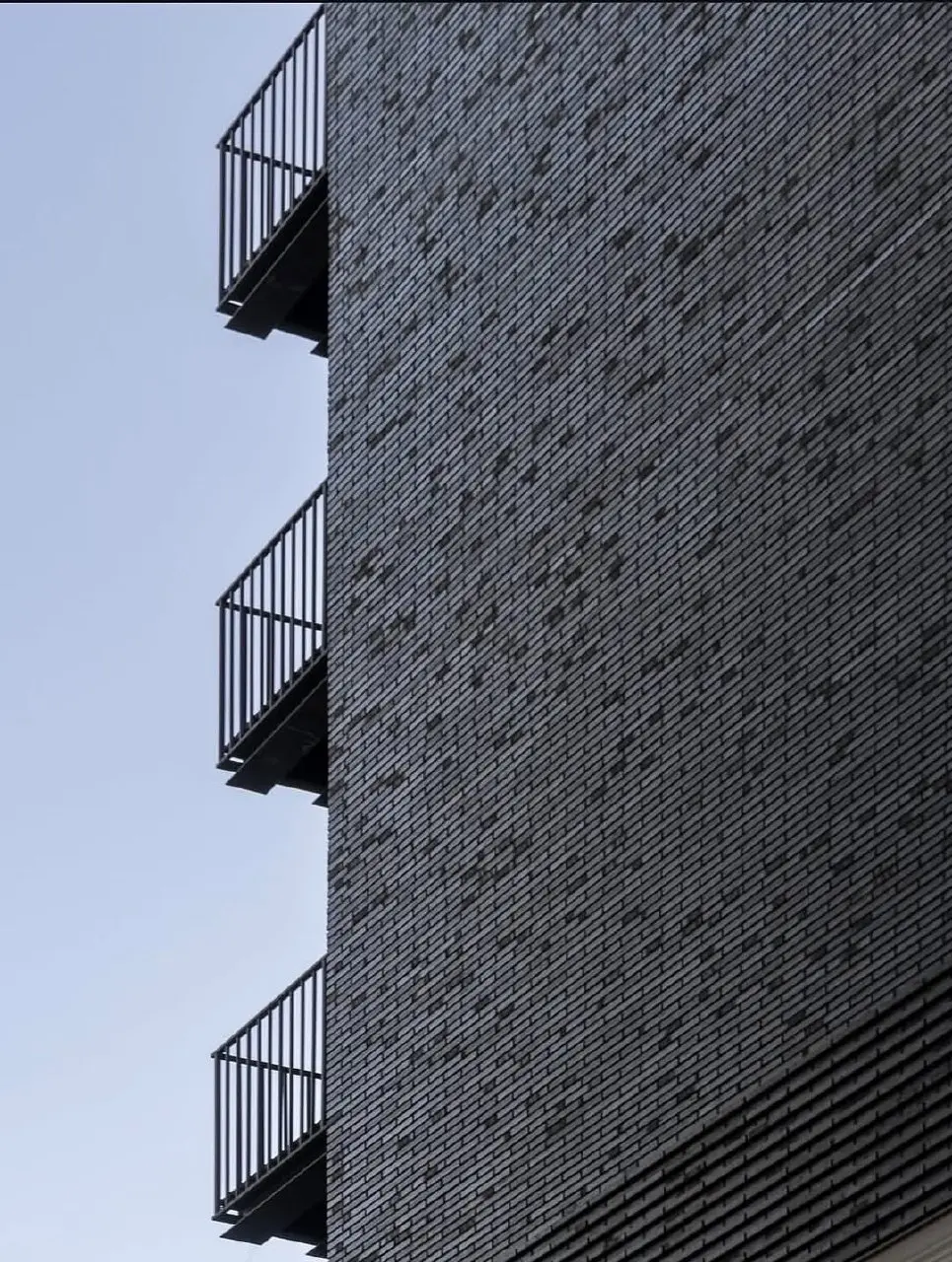 Современная надстройка в Кишиневе, Молдова
Арх: deos.architecture
#жилье | Сетка — социальная сеть от hh.ru