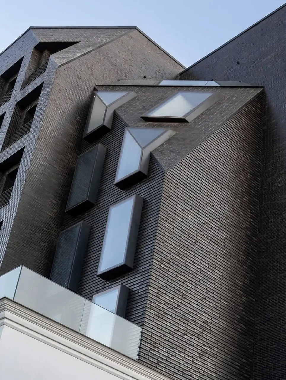 Современная надстройка в Кишиневе, Молдова
Арх: deos.architecture
#жилье | Сетка — социальная сеть от hh.ru