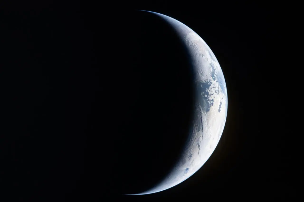 Конечно, невозможно остаться равнодушным к фотографиям из миссии 🌍🌑
Особенно к Earthset — моменту, когда Земля будто уходит за горизонт Луны | Сетка — социальная сеть от hh.ru