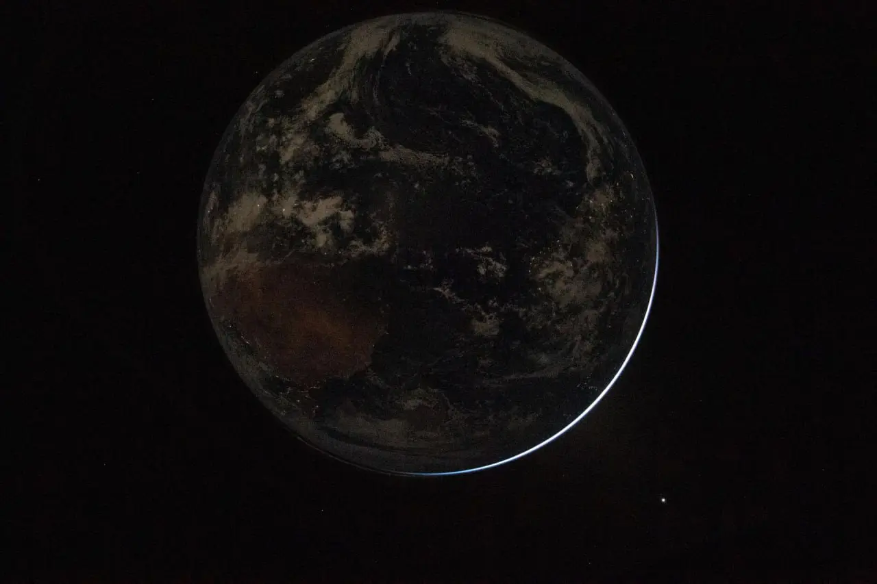 Конечно, невозможно остаться равнодушным к фотографиям из миссии 🌍🌑
Особенно к Earthset — моменту, когда Земля будто уходит за горизонт Луны | Сетка — социальная сеть от hh.ru