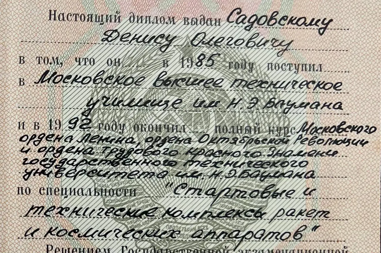 С Днём космонавтиков! (формулировка моего сына)
Наш завкафедрой рассказывал историю запуска Спутника:
Получили задание «сделать ракету для доставки термоядерной бомбы в Америку» | Сетка — социальная сеть от hh.ru