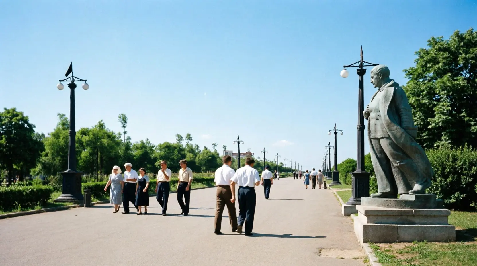 Сталино. Памятник Сталину в парке культуры и отдыха. (Уже не парк Постышева, ещё не парк Щербакова). 1938 год | Сетка — социальная сеть от hh.ru