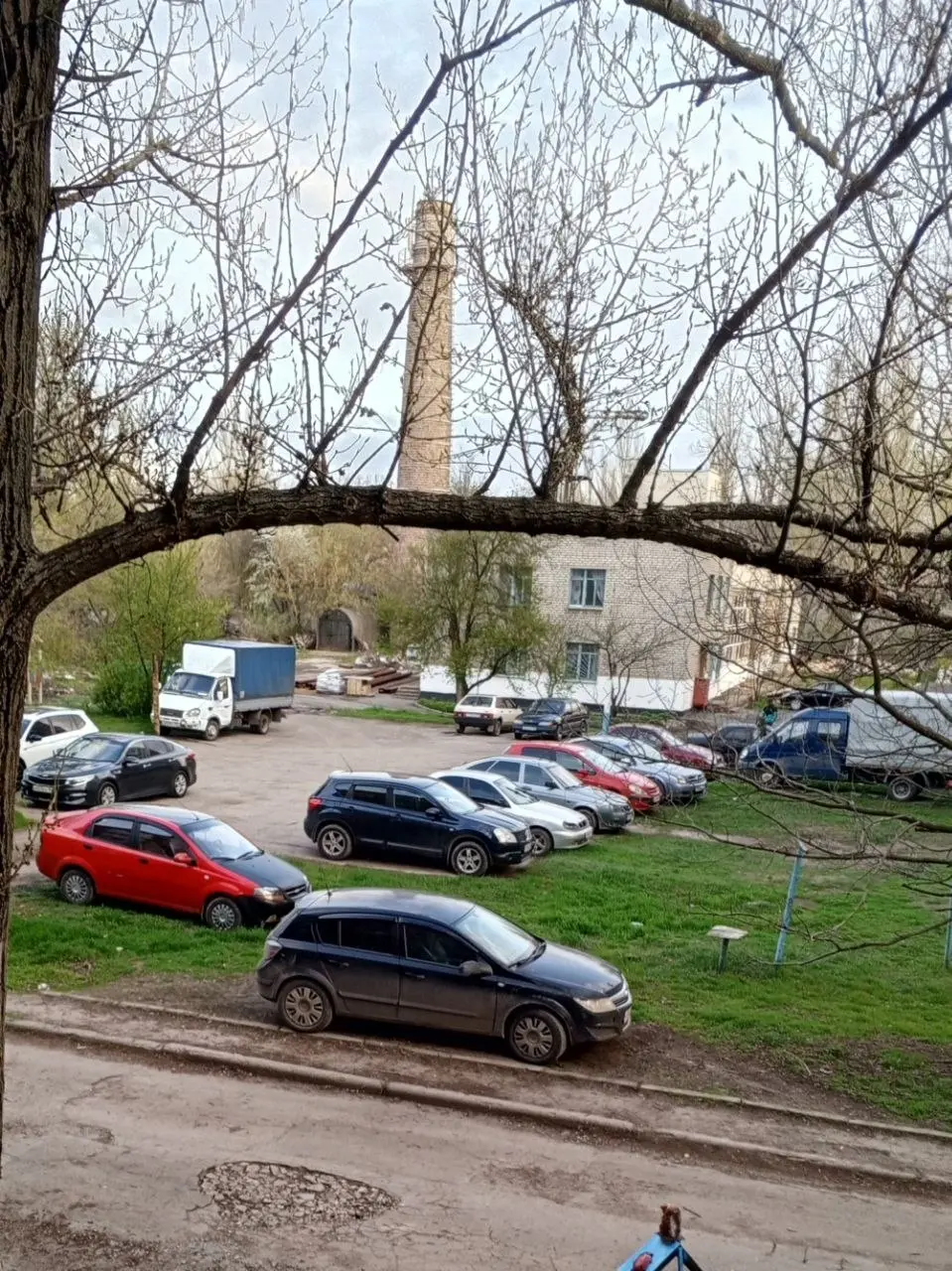 Архитекторов дом 15, 17, сделали детскую площадку стоянкой для своих машин. | Сетка — социальная сеть от hh.ru