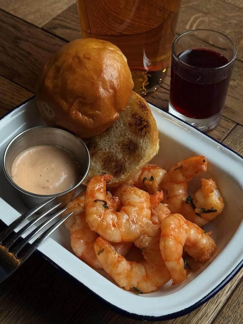 Уровень удовольствия: максимум 🍤
В Федя, дичь жарят крупные креветки на открытом огне до легкой карамельной корочки. Сочные внутри, с дымным ароматом и яркой специонной нотой | Сетка — социальная сеть от hh.ru