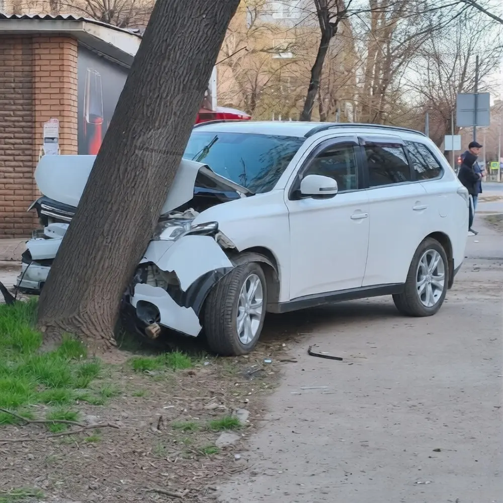 Кроссовер сбил ребенка и врезался в дерево в Алчевске.
Местные жители говорят, что и водитель, и пассажиры "Митсубиси" были пьяные. Пострадавшего ребенка увезла скорая помощь. | Сетка — социальная сеть от hh.ru