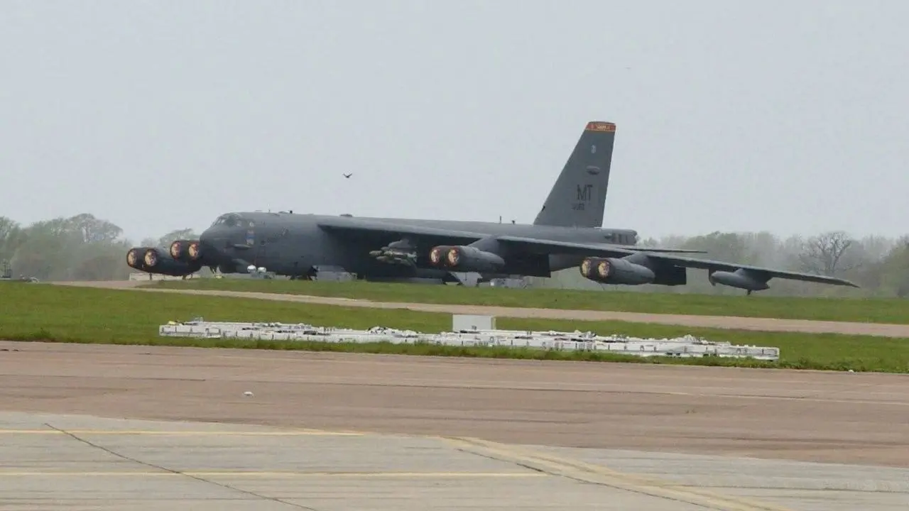 Стратегический бомбардировщик В-52Н ВВС США на авиабазе Фейрфорд в полной боевой готовности с подвешенным боекомплектом сегодня утром. | Сетка — социальная сеть от hh.ru