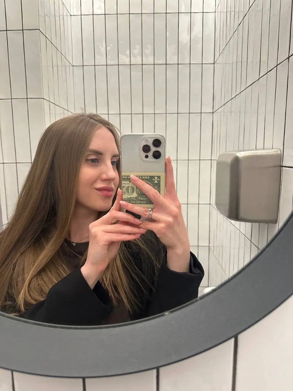 Про выходные ✨
🍷 В пятницу спонтанно собрались с девочками — поболтали по душам, посмеялись, выпили по бокальчику | Сетка — социальная сеть от hh.ru