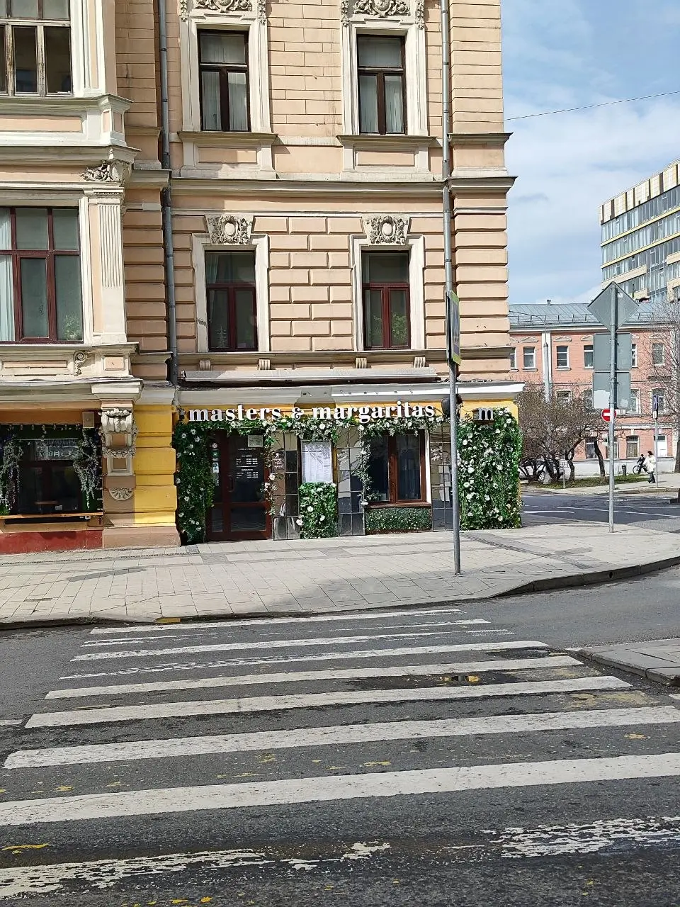 Маркетологи и предприниматели Москвы, моё почтение 🎩
Давно не видел настолько креативных названий магазинов | Сетка — социальная сеть от hh.ru