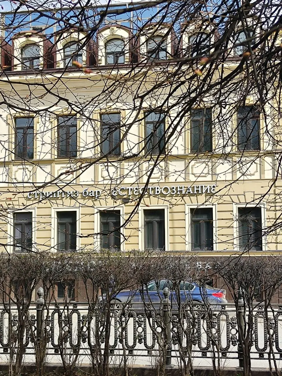 Маркетологи и предприниматели Москвы, моё почтение 🎩
Давно не видел настолько креативных названий магазинов | Сетка — социальная сеть от hh.ru