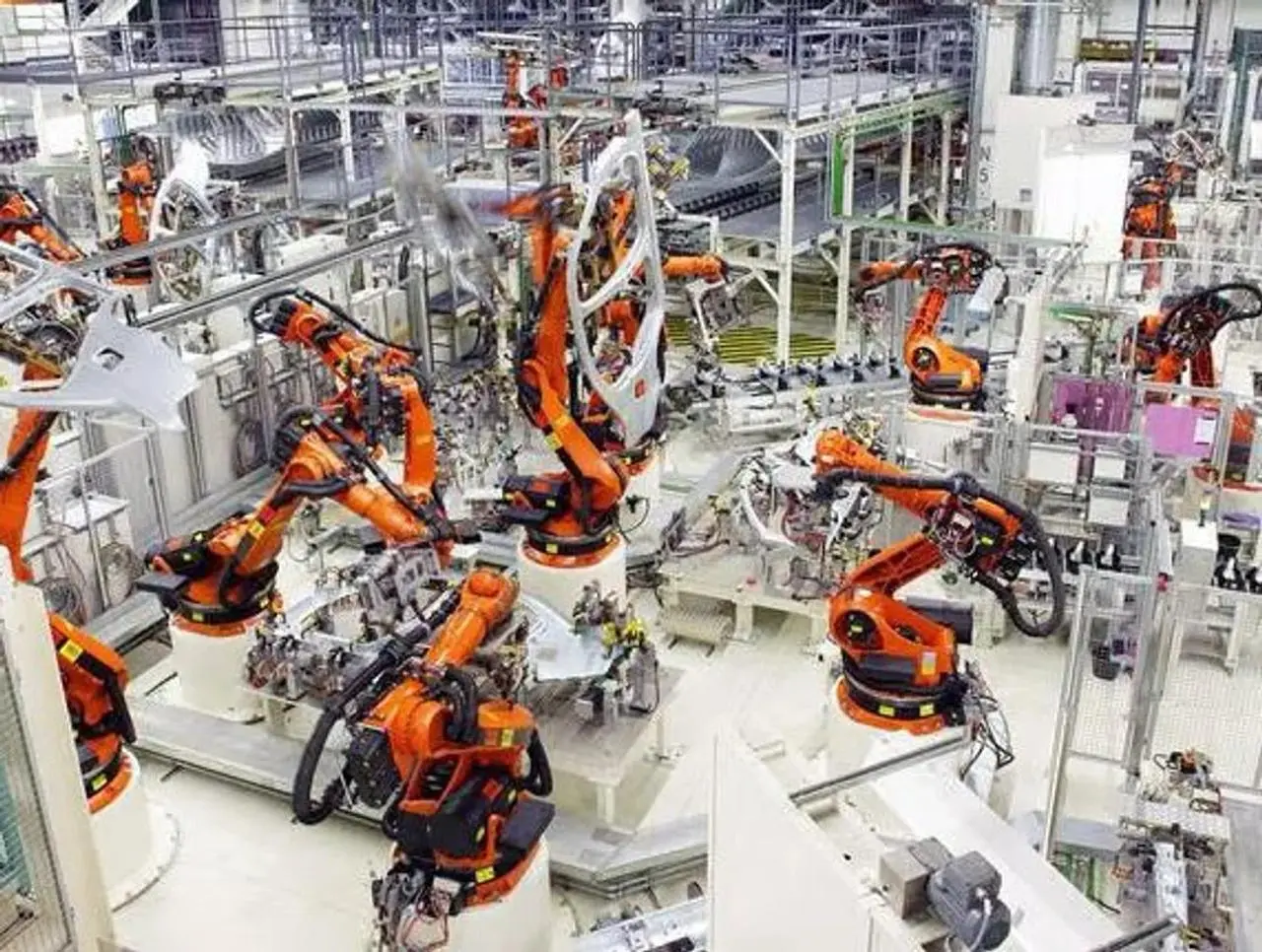 🚨 Европа отстает в AI. Это подтверждает KUKA
Руководство KUKA заявляет прямо: европейские производители критически замедлились во внедрении ИИ в промышленности. И это уже меняет глобальный рынок | Сетка — социальная сеть от hh.ru