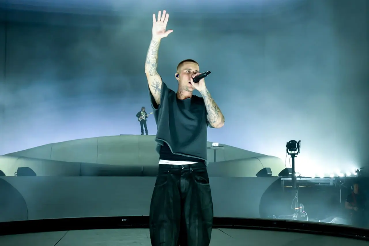 Bieberchella (Джастин Бибер заперформил на Coachella)
Прямо на концерте он с ноутбука смотрел видосы и мемы о себе и комментировал их перед зрителями | Сетка — социальная сеть от hh.ru