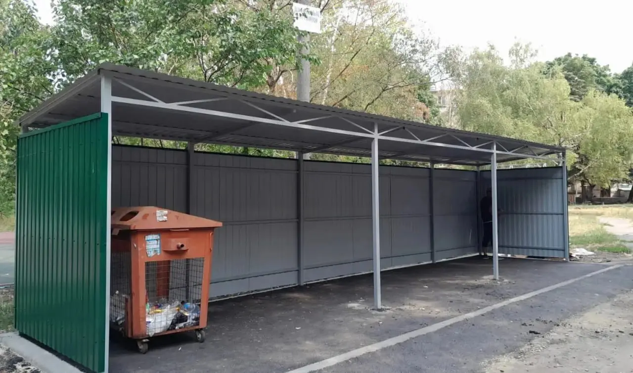 🗑 В 2025 году в Ставрополе обустроили почти 90 контейнерных площадок
Работы включали восстановление асфальта, установку новых ограждений и замену старых контейнеров | Сетка — социальная сеть от hh.ru