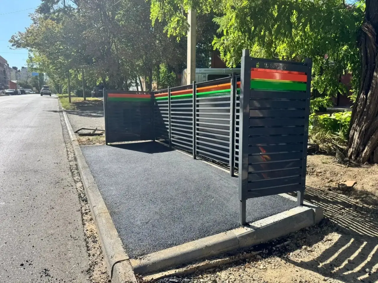 🗑 В 2025 году в Ставрополе обустроили почти 90 контейнерных площадок
Работы включали восстановление асфальта, установку новых ограждений и замену старых контейнеров | Сетка — социальная сеть от hh.ru
