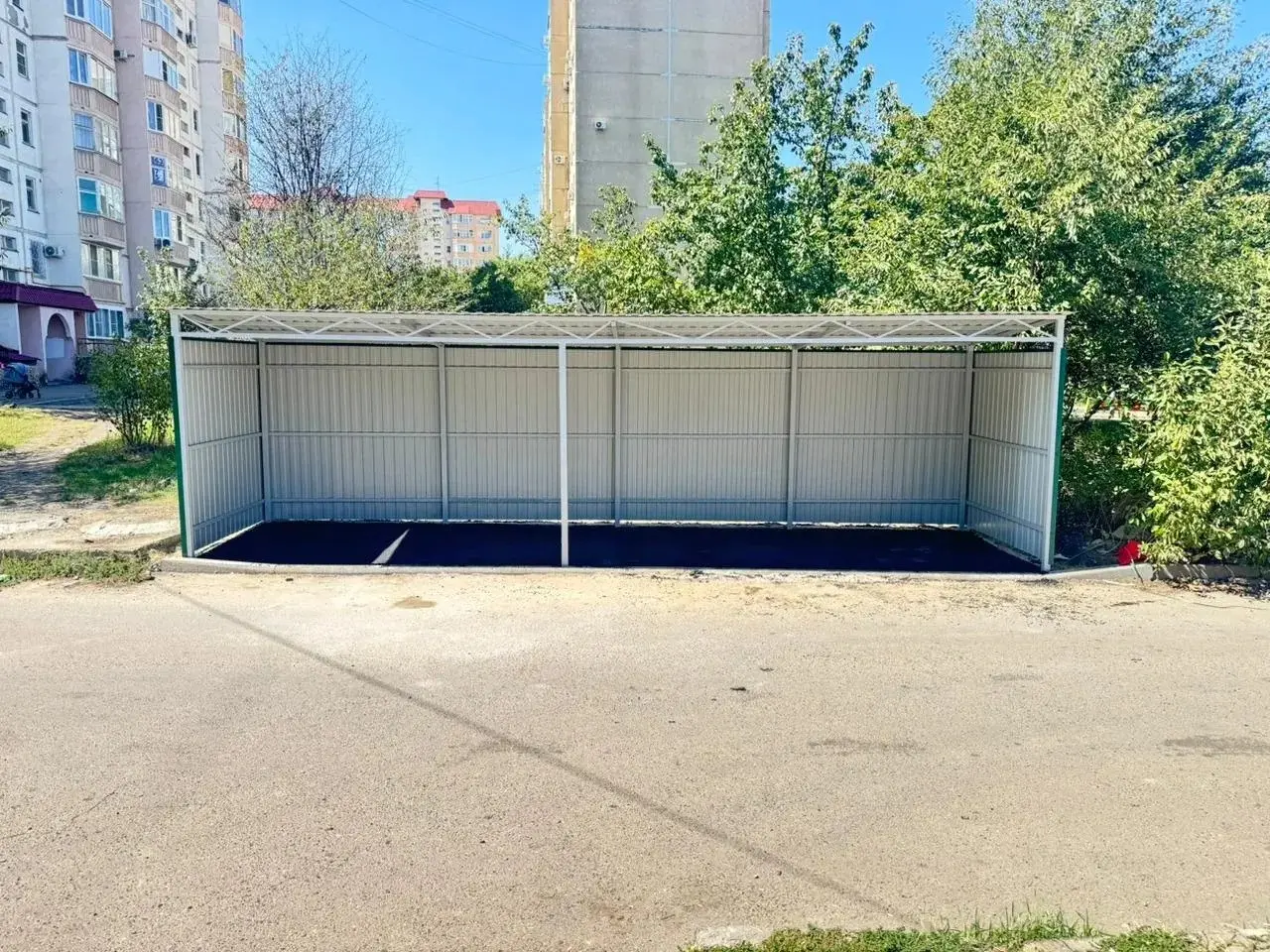🗑 В 2025 году в Ставрополе обустроили почти 90 контейнерных площадок
Работы включали восстановление асфальта, установку новых ограждений и замену старых контейнеров | Сетка — социальная сеть от hh.ru