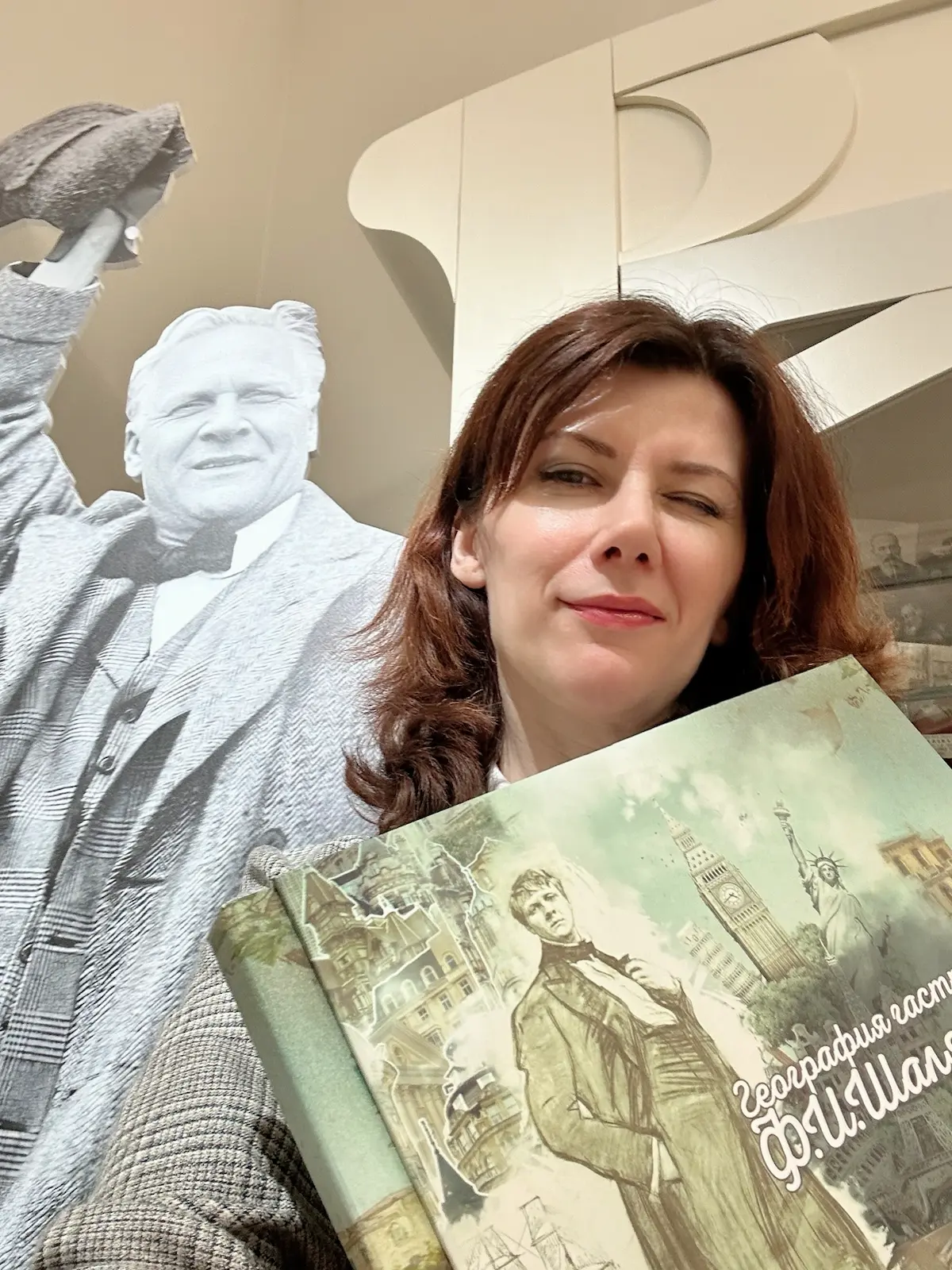 В процессе создания новой книги, посвященной кругосветному турне великого русского певца Федора Шаляпина. Издание выйдет в свет в 2026 году. | Сетка — социальная сеть от hh.ru