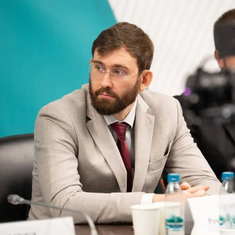 Кейс, который выбивается из привычного IT-пузыря, но при этом очень близок по мышлению.
Роман Чурин, 31 год.
Последние 5 лет он строит федеральную сеть стоматологий миа.рф | Сетка — социальная сеть от hh.ru