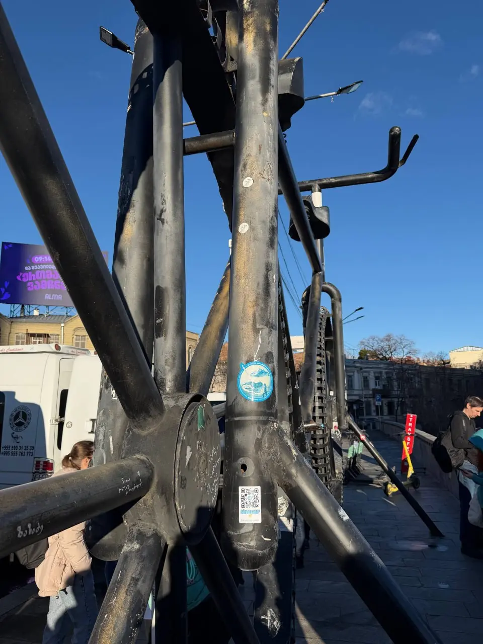 🏪 Оффлайн-канал привлечения
18 декабря я забрал 100 наклеек с QR-кодом канала. Было интересно, получится ли приводить подписчиков таким способом.
Потратил на это 3170 ₽, наклеил уже больше половины | Сетка — социальная сеть от hh.ru