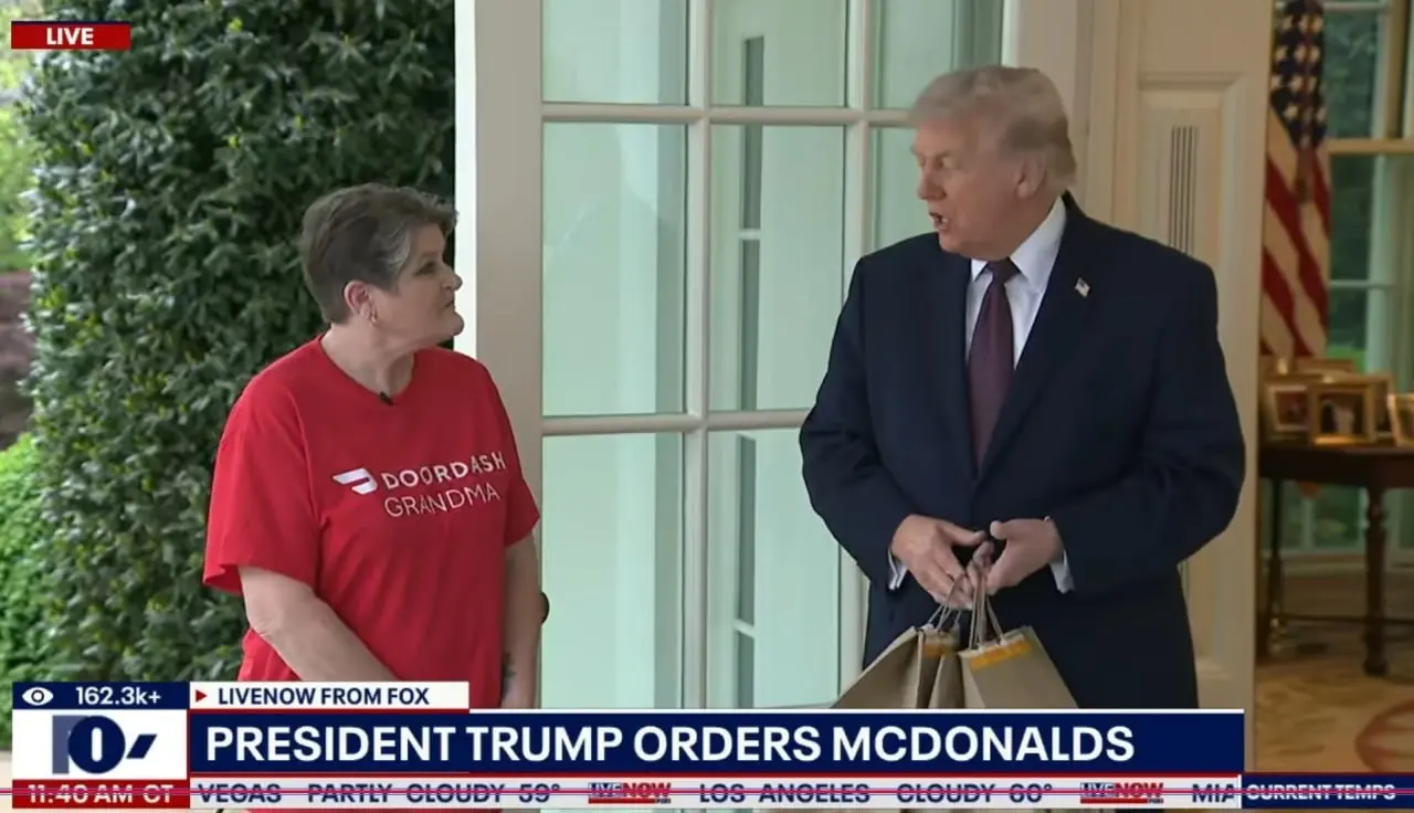 Трамп даёт лайв-интервью из Белого дома вместе с курьером McDonald’s, которая принесла ему бургеры. | Сетка — социальная сеть от hh.ru