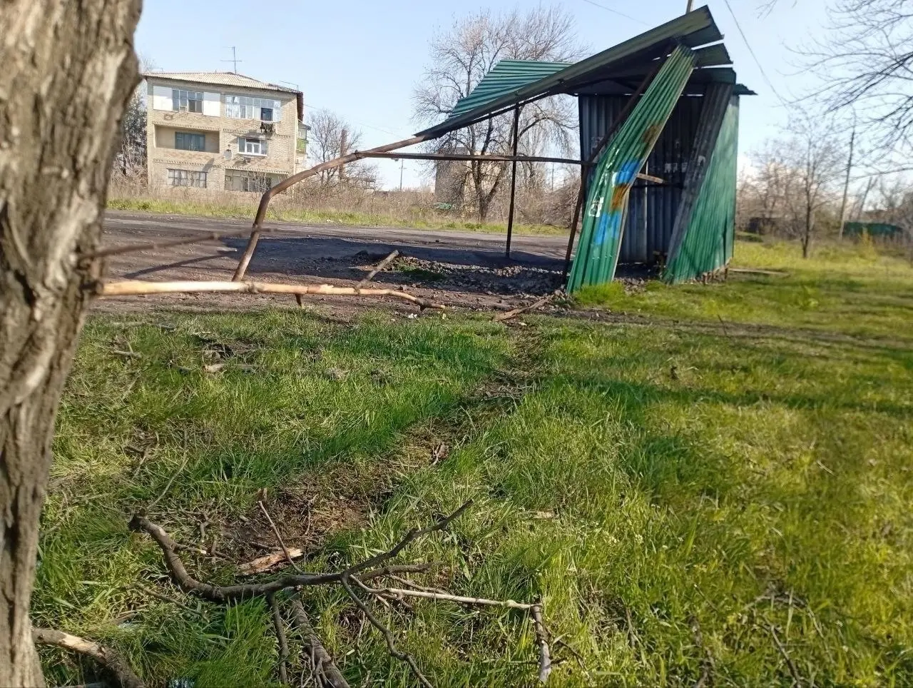 Сообщается, что «Уралы» устроили гонки возле 22 школы в Торезе и снесли остановку общественного транспорта
Сейчас на этом месте осталась одна скамейка. | Сетка — социальная сеть от hh.ru