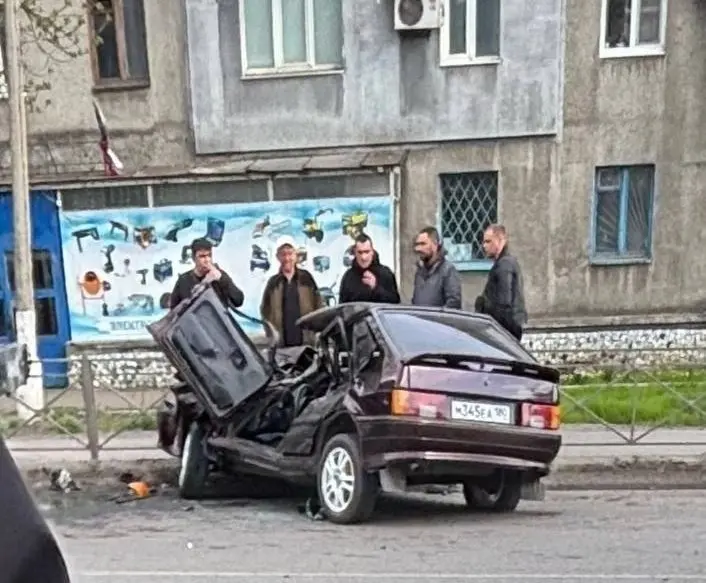 фото сегодняшнего ДТП на д/к Маяковского в Торезе в результате которого погиб водитель ВАЗа | Сетка — социальная сеть от hh.ru