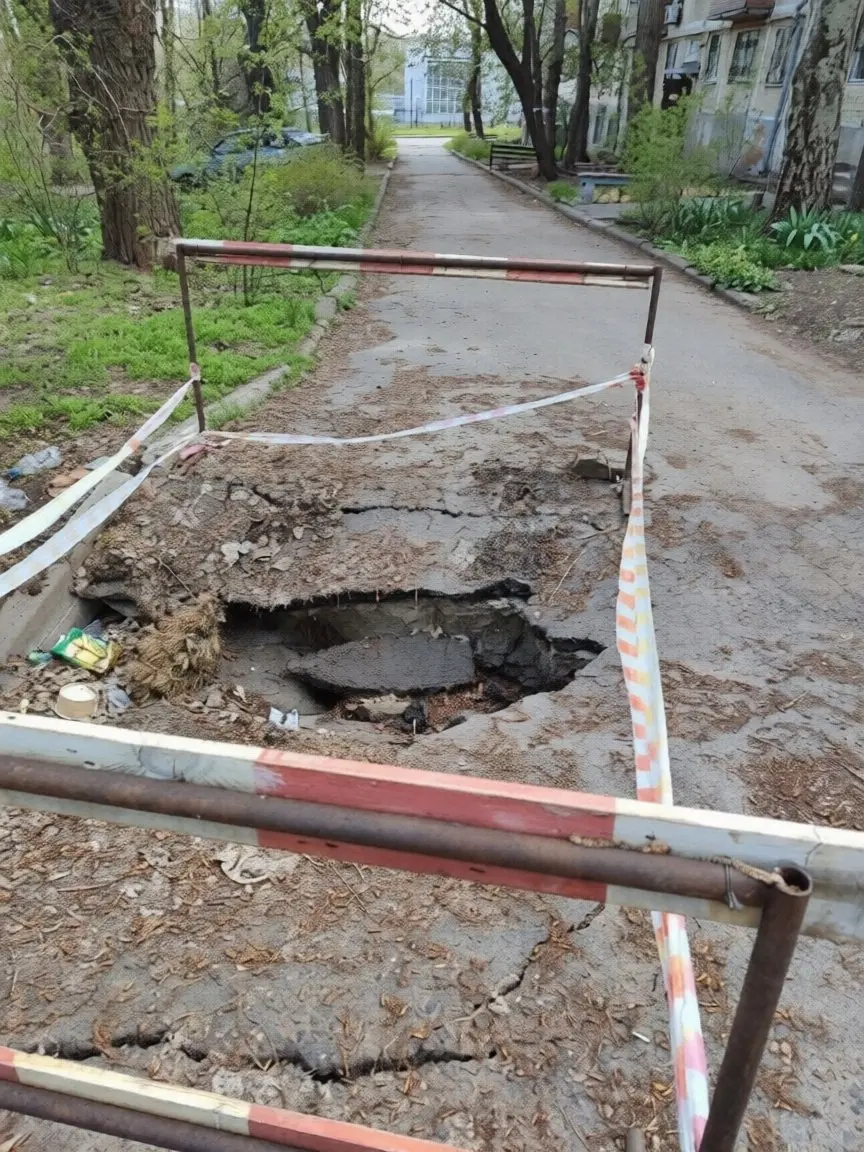 Провалился асфальт на бульваре Школьном, 7 | Сетка — социальная сеть от hh.ru