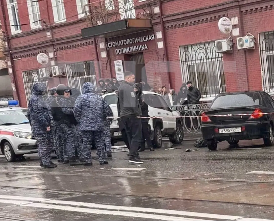 Нападение на букмекерскую контору во Владикавказе
мужчина ворвался в здание с ружьём и стал угрожать сотрудницам. На место оперативно прибыли росгвардейцы и скрутили нападавшего | Сетка — социальная сеть от hh.ru